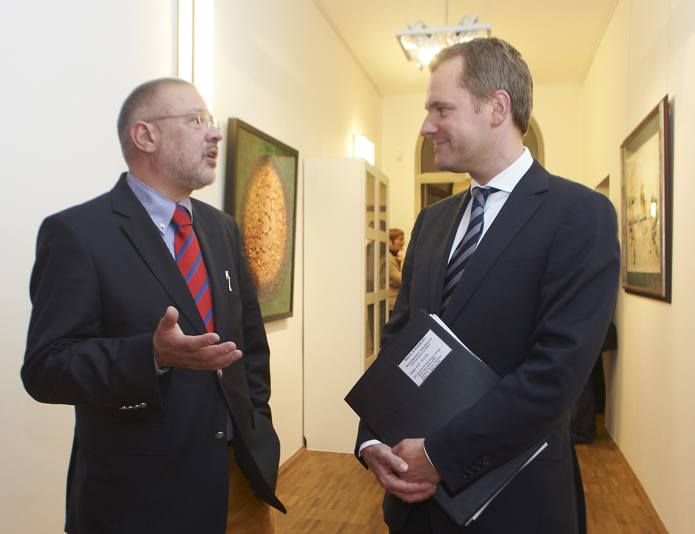 Dr. Frank Bergmann, Vorsitzender des Berufsverbandes Deutscher Nervenärzte (BVDN), im Gespräch mit Bundesgesundheitsminister Daniel Bahr