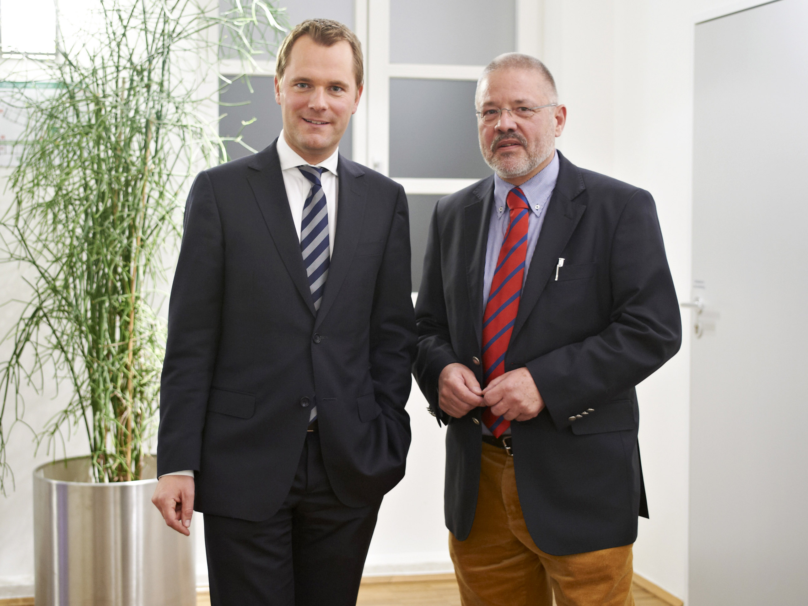 Dr. Frank Bergmann, Vorsitzender des Berufsverbandes Deutscher Nervenärzte (BVDN), im Gespräch mit Bundesgesundheitsminister Daniel Bahr